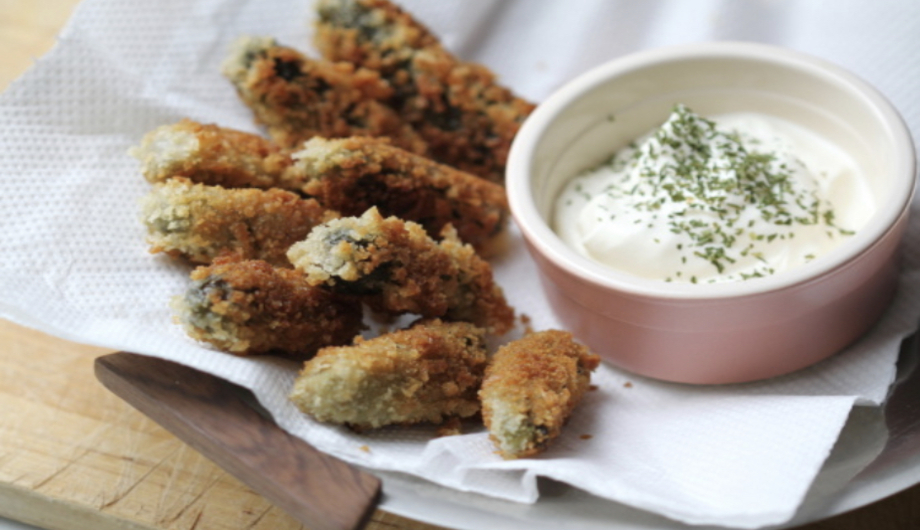fried pickles with ranch sauce